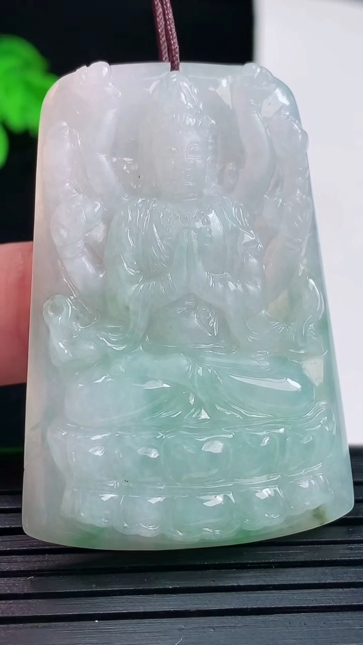 天然A货翡翠千手观音菩萨吊坠，尺寸49-33-5.6重量:18.26g
6月1日