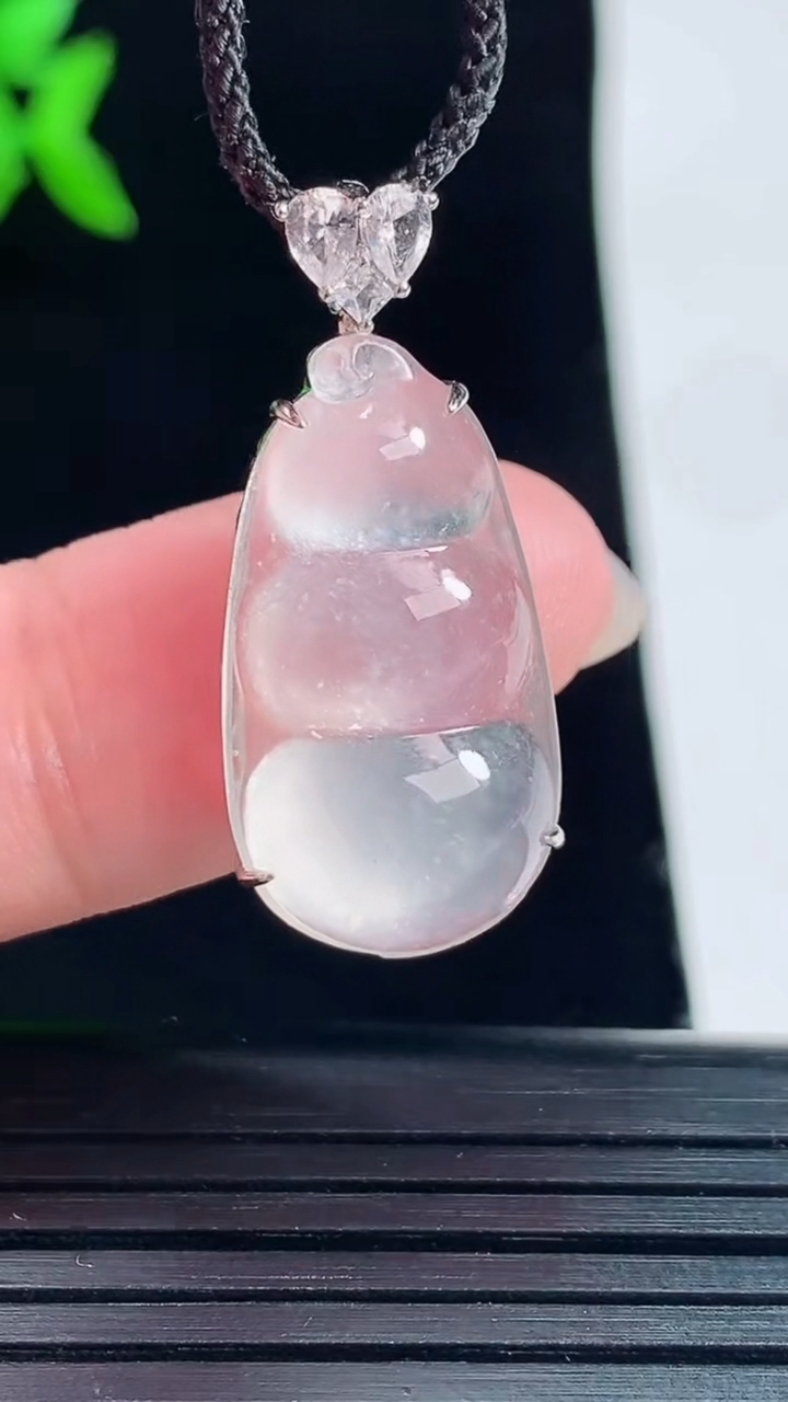 天然A货翡翠种白冰福豆吊坠，尺寸29-13-7，裸石24-13重量:2.68g
6月1日