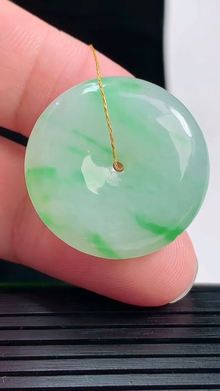 天然A货翡翠平安扣吊坠，尺寸26.8-6.5重量:10.20g
6月1日