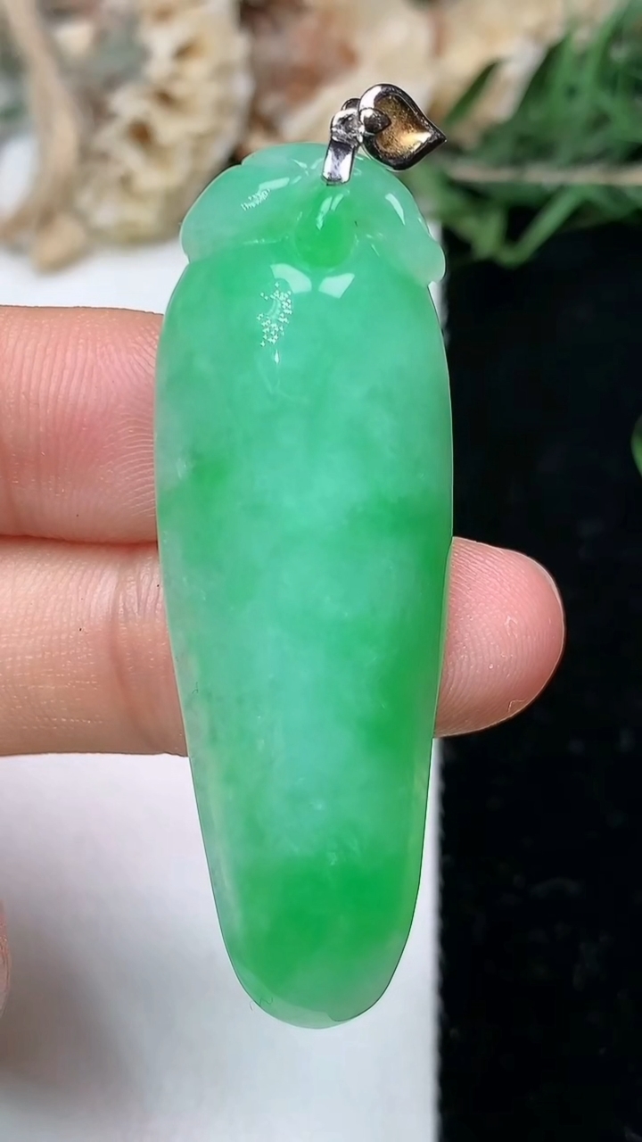 天然A货翡翠福瓜吊坠，尺寸46.7-16.3-7.5，重量:9.52g
6月1日