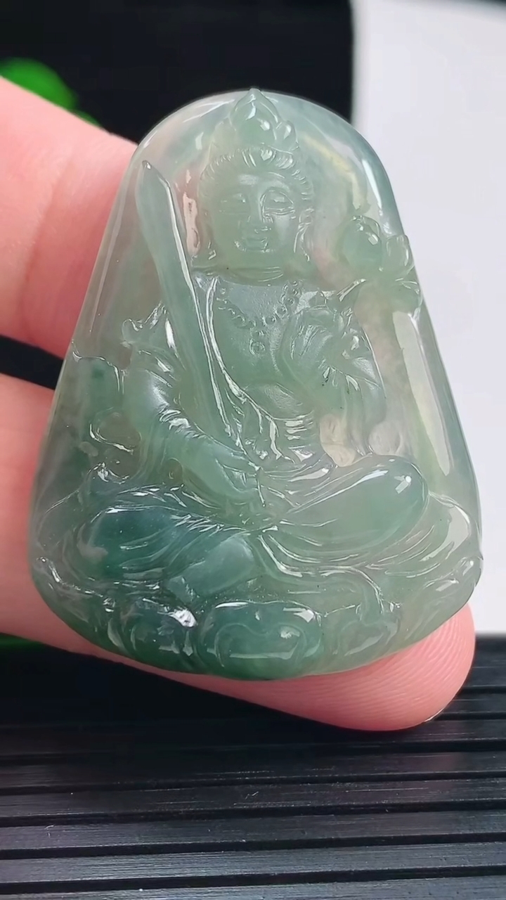 天然A货翡翠飘花大势至菩萨吊坠，尺寸41.8-31.5-5重量:11.78g
6月1日