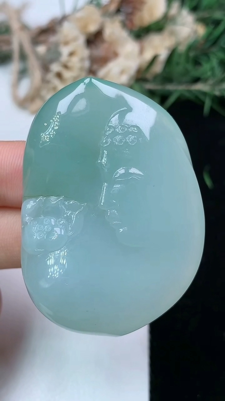 天然A货翡翠佛头吊坠，尺寸47-34-9，重量:31.81g
6月1日