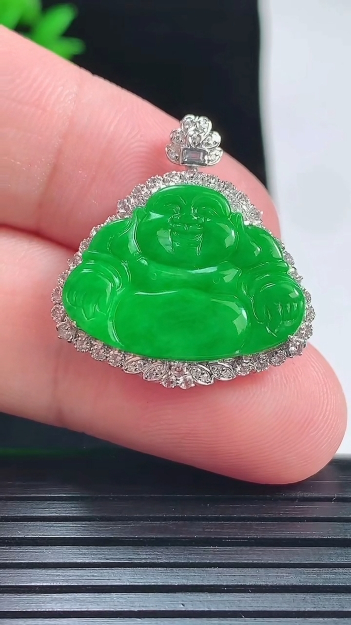 天然A货翡翠佛公吊坠，尺寸26.3-24.5-5.6，裸石16.5-22重量:3.13g
6月1日