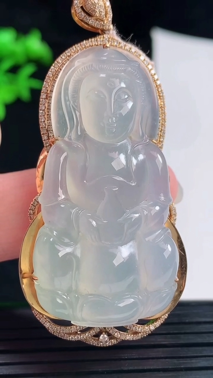 天然A货翡翠种白冰正装观音吊坠，尺寸60.5-28-11，裸石46-24重量:20.00g
6月1日