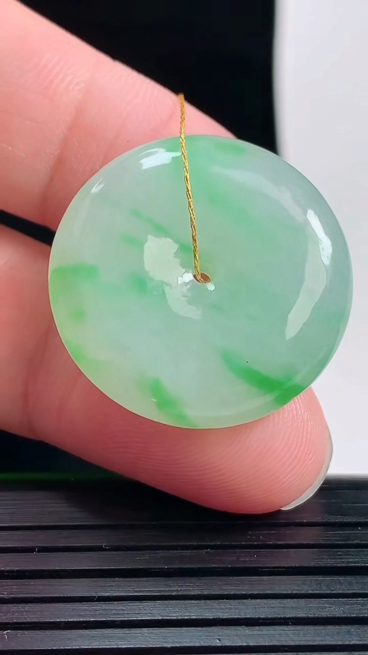 天然A货翡翠平安扣吊坠，尺寸26.8-6.5重量:10.20g
6月1日