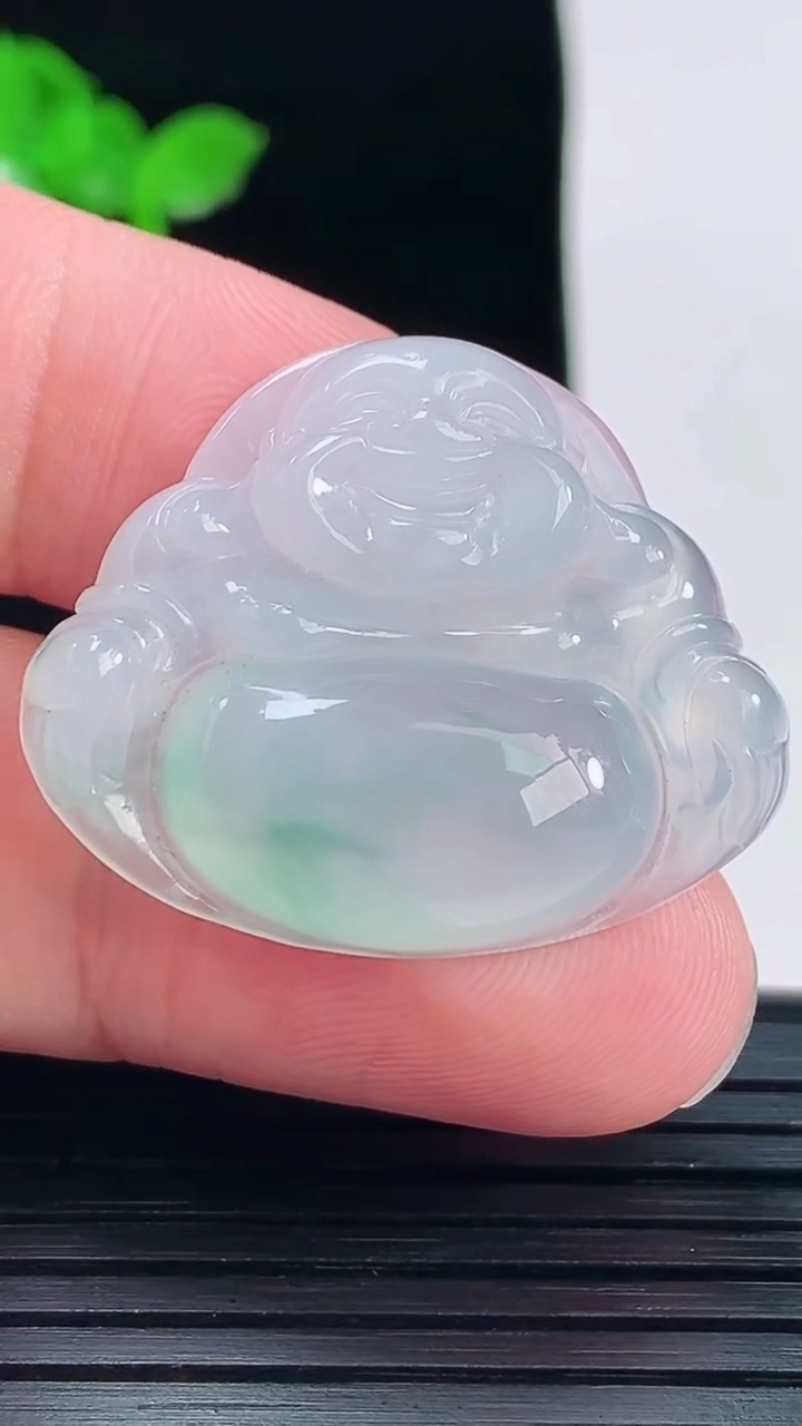天然A货翡翠冰种飘花佛公吊坠，尺寸27-32-6重量:7.86g
6月1日