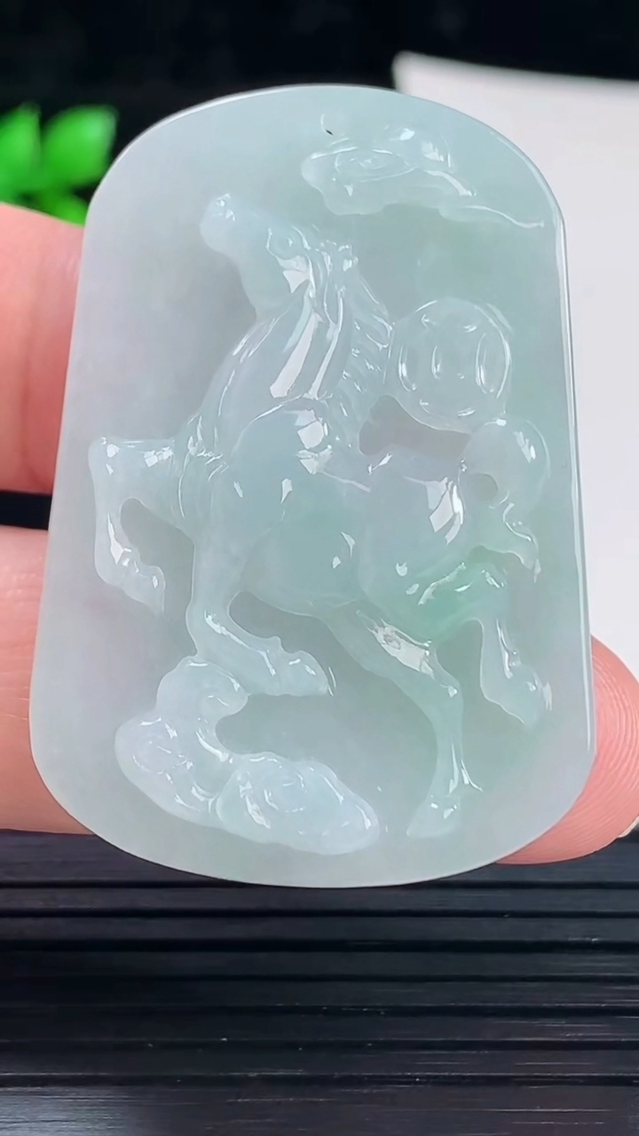 天然A货翡翠生肖狗吊坠，尺寸48-33-5.5重量:16.39g
6月2日