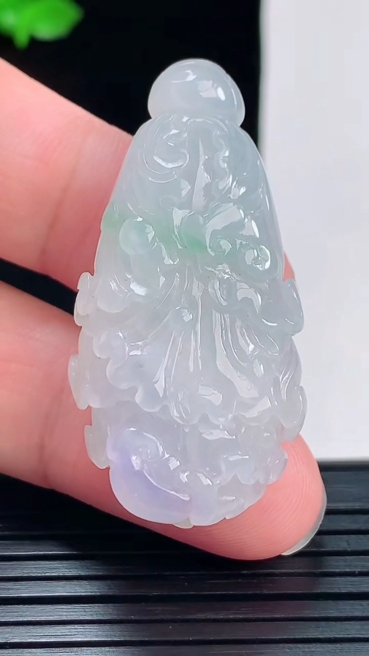 天然A货翡翠春带彩 紫罗兰白菜吊坠，尺寸45.6-23-12.6重量:18.68g
6月2日