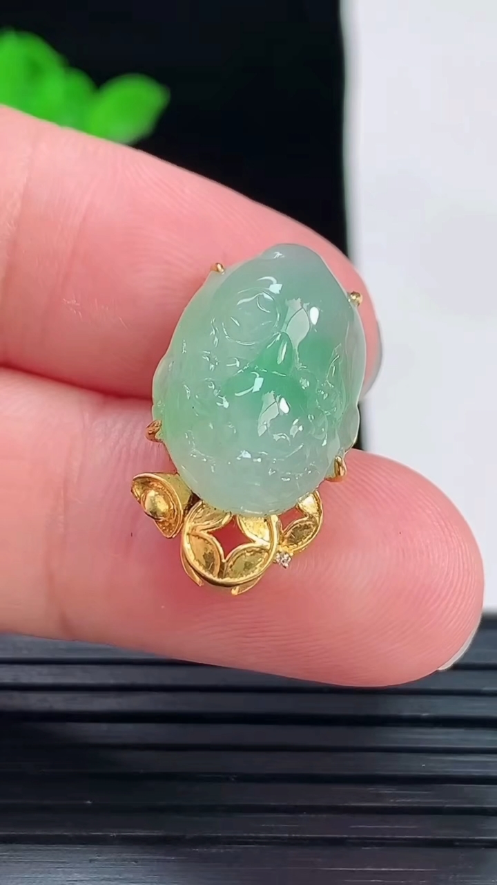 天然A货翡翠金蟾吊坠，尺寸23.6-13.6-8，裸石19-13.6重量:3.79g
6月2日