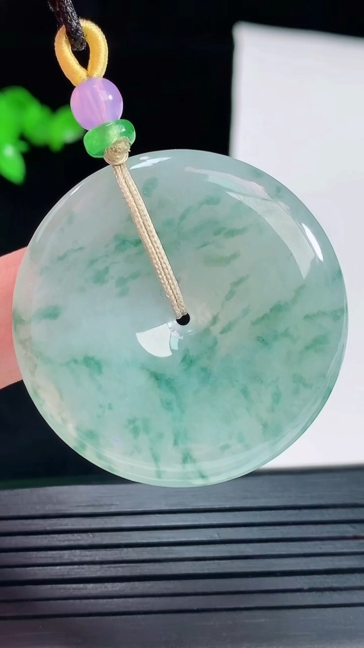 天然A货翡翠飘花平安扣吊坠，尺寸38-5.5重量:17.71g
6月2日