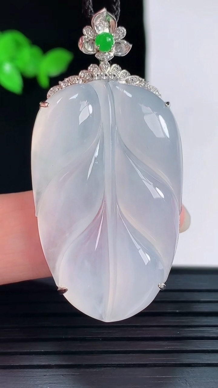 天然A货翡翠种白冰金枝玉叶 叶子吊坠，尺寸51-25-9.2，裸石40-25重量:12.38g
6月