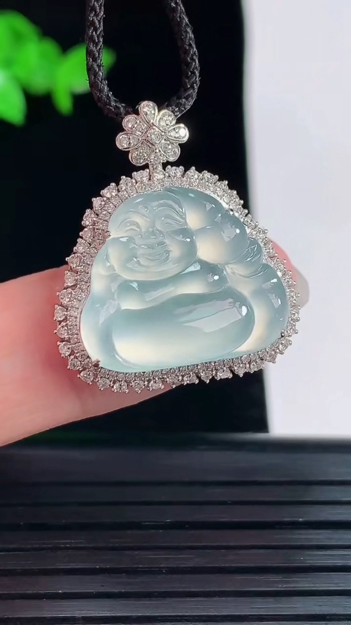 天然A货翡翠种白冰佛公吊坠，尺寸26.5-23.5-7.8，裸石16-19重量:3.94g
6月2日