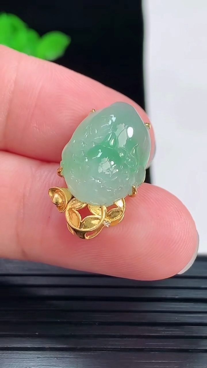 天然A货翡翠金蟾吊坠，尺寸23.6-13.6-8，裸石19-13.6重量:3.79g
6月2日