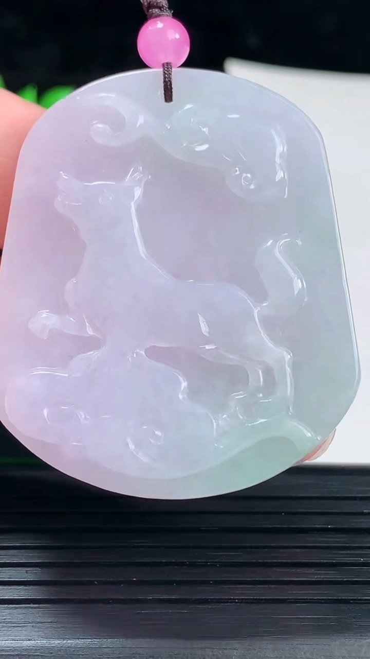 天然A货翡翠春带彩 紫罗兰生肖狗吊坠，尺寸50-43-5.5重量:25.66g
6月2日