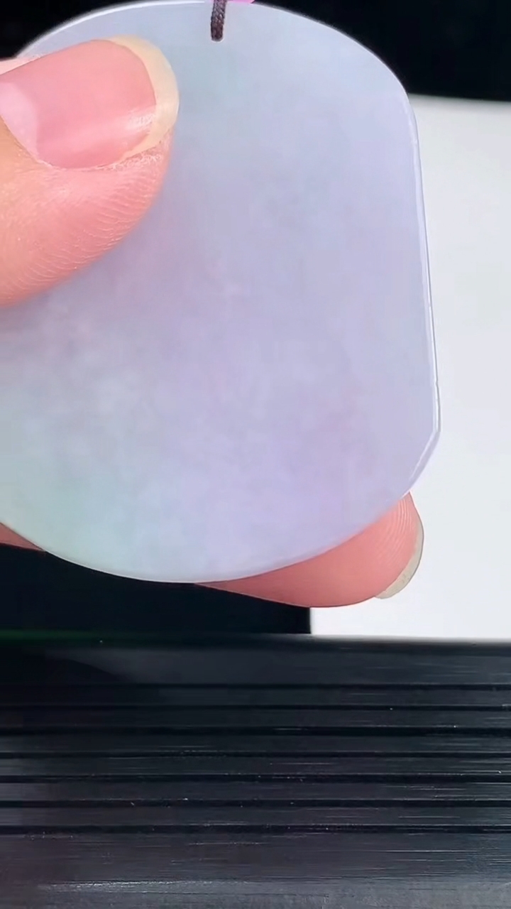 天然A货翡翠春带彩 紫罗兰生肖狗吊坠，尺寸50-43-5.5重量:25.66g
6月2日