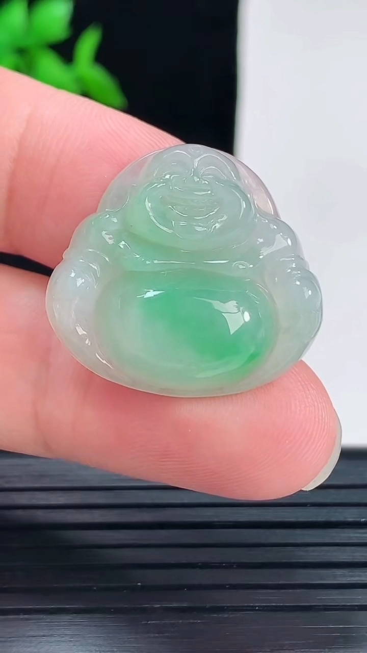 天然A货翡翠佛公吊坠，尺寸24-26-6.8重量:6.35g
6月2日