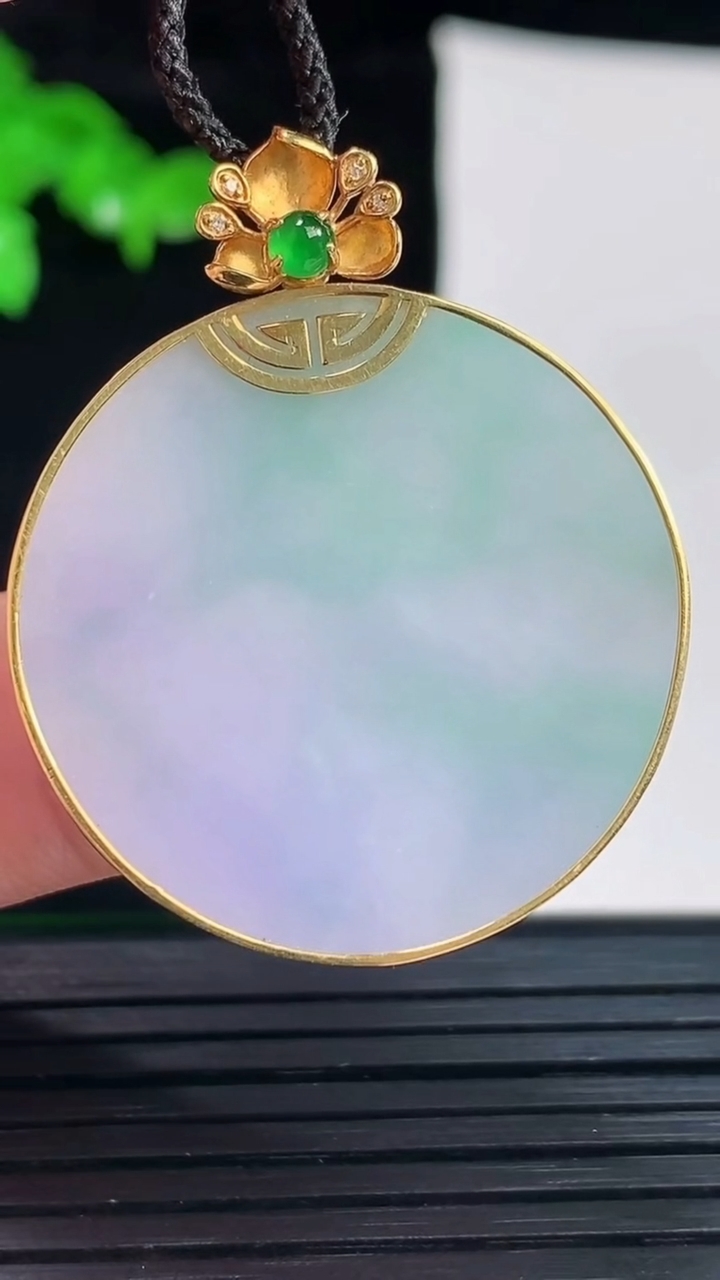 天然A货翡翠18k金春带彩 紫罗兰无事牌吊坠，尺寸38-30.5-3.5重量:9.28g
6月2日