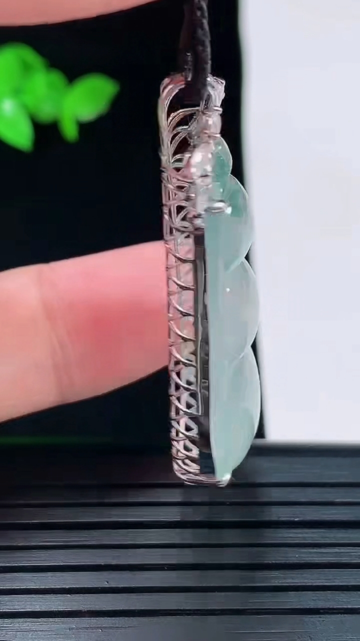 天然A货翡翠种飘花福豆吊坠，尺寸47-18.6-9，裸石41-18.5重量:6.80g
6月2日