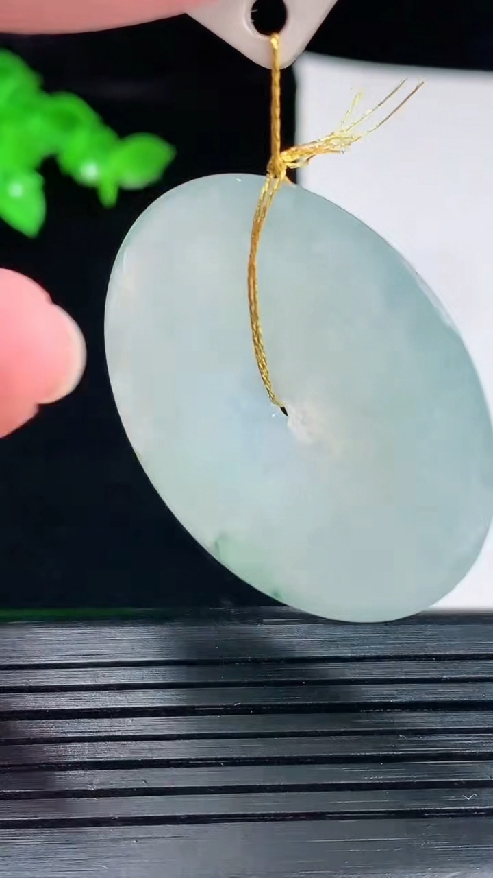 天然A货翡翠飘花平安扣吊坠，尺寸38-5.5重量:17.10g
6月2日