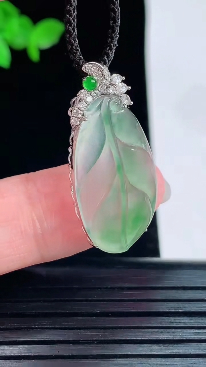 天然A货翡翠金枝玉叶 叶子吊坠，尺寸31-14-5，裸石25-14重量:2.02g
6月2日