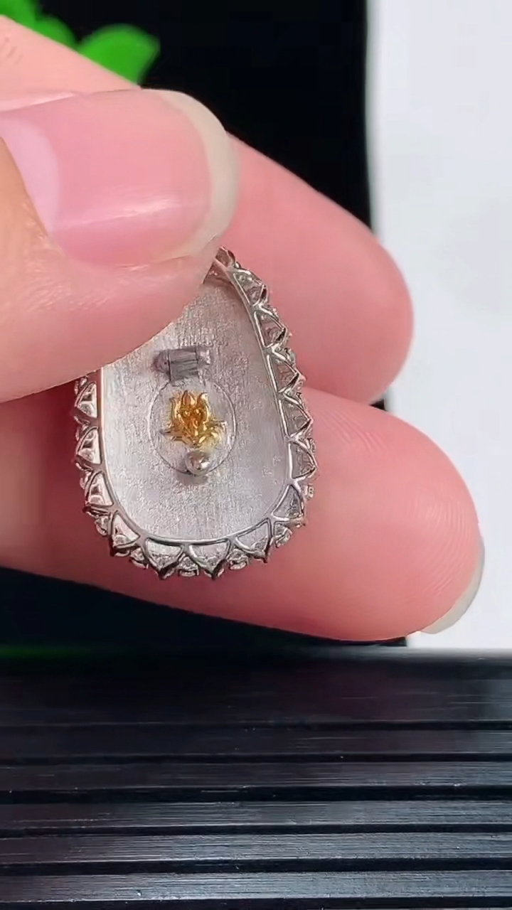 天然A货翡翠金枝玉叶 叶子吊坠，尺寸29.5-15.5-6.2，裸石19-13重量:2.83g
6月2日