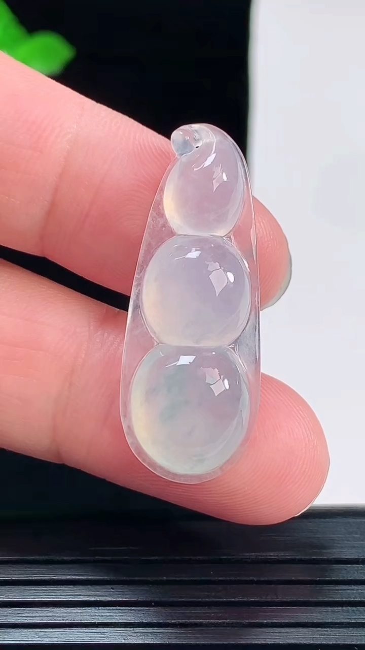 天然A货翡翠冰种飘花福豆吊坠，尺寸36-14-6重量:4.64g
6月2日