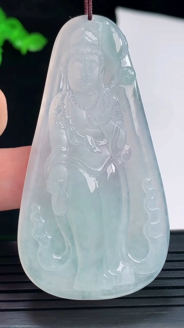 天然A货翡翠飘花大势至菩萨吊坠，尺寸66-36-6重量:24.32g
6月2日