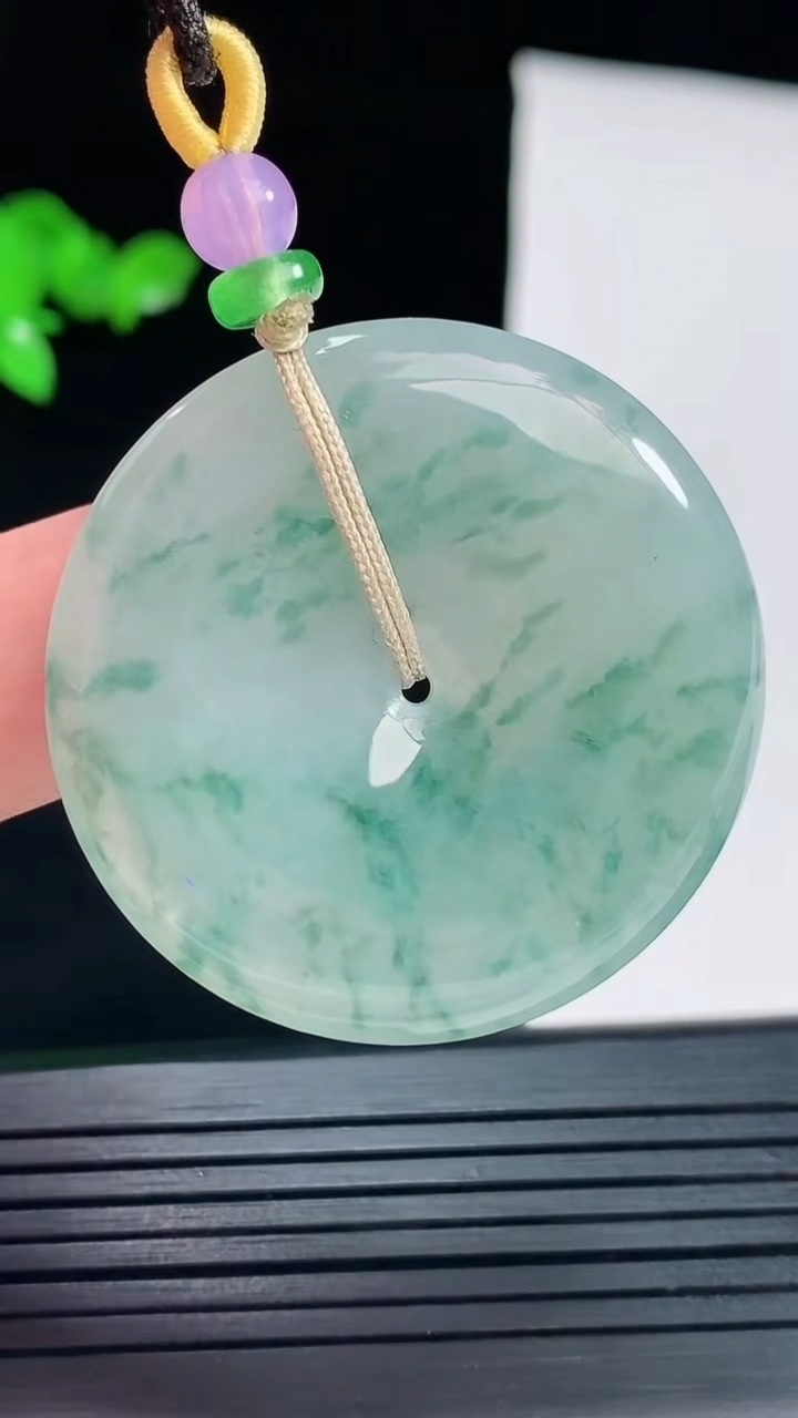 天然A货翡翠飘花平安扣吊坠，尺寸38-5.5重量:17.71g
6月2日