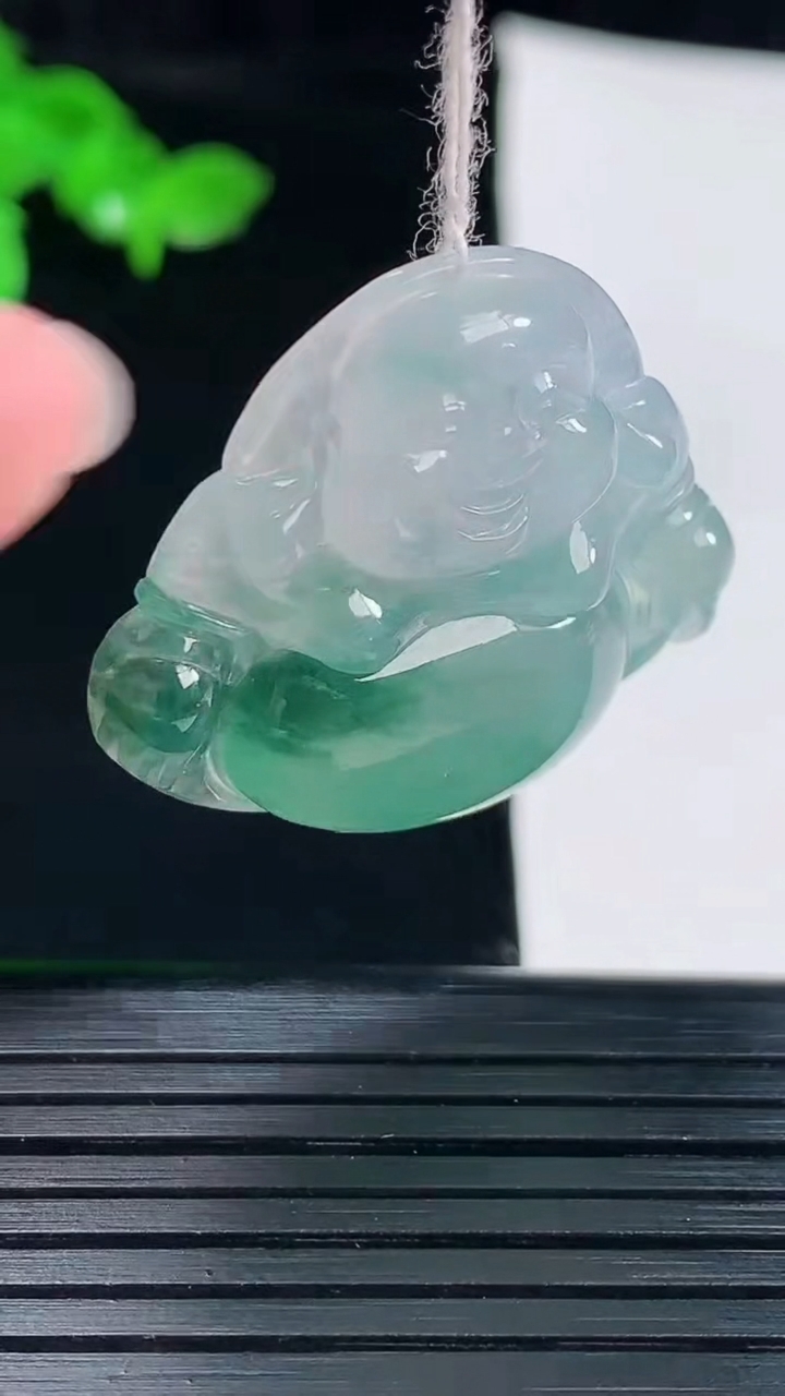 天然A货翡翠冰种飘花佛公吊坠，尺寸28-30-6.8重量:8.21g
6月2日