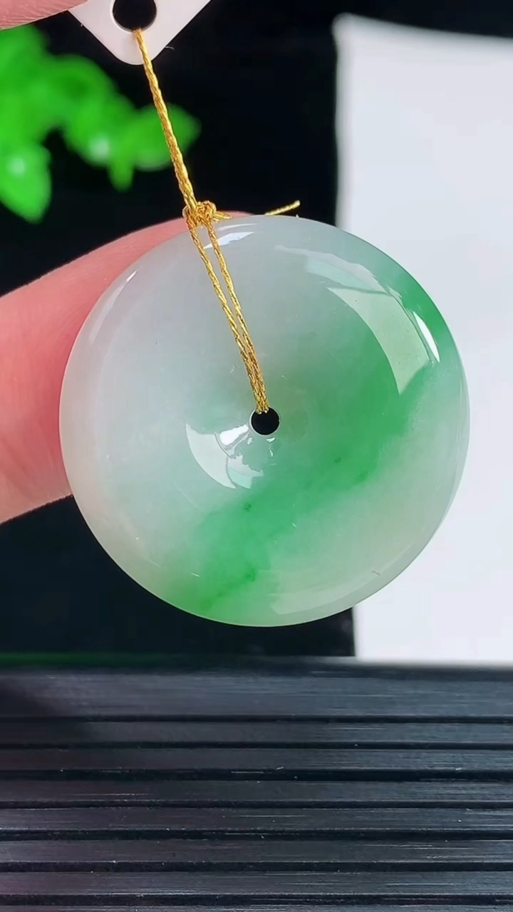 天然A货翡翠平安扣吊坠，尺寸27-5.6重量:8.56g
6月2日