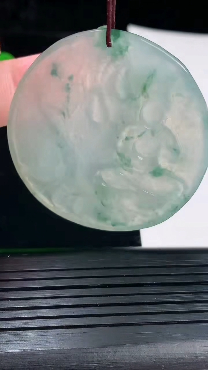 天然A货翡翠飘花观音菩萨吊坠，尺寸55-49-5重量:29.44g
6月2日