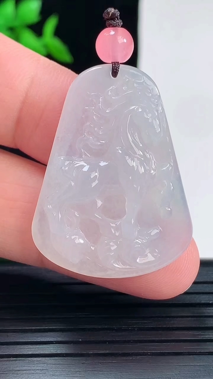 天然A货翡翠生肖马吊坠，尺寸36-27.5-6重量:8.86g
6月2日