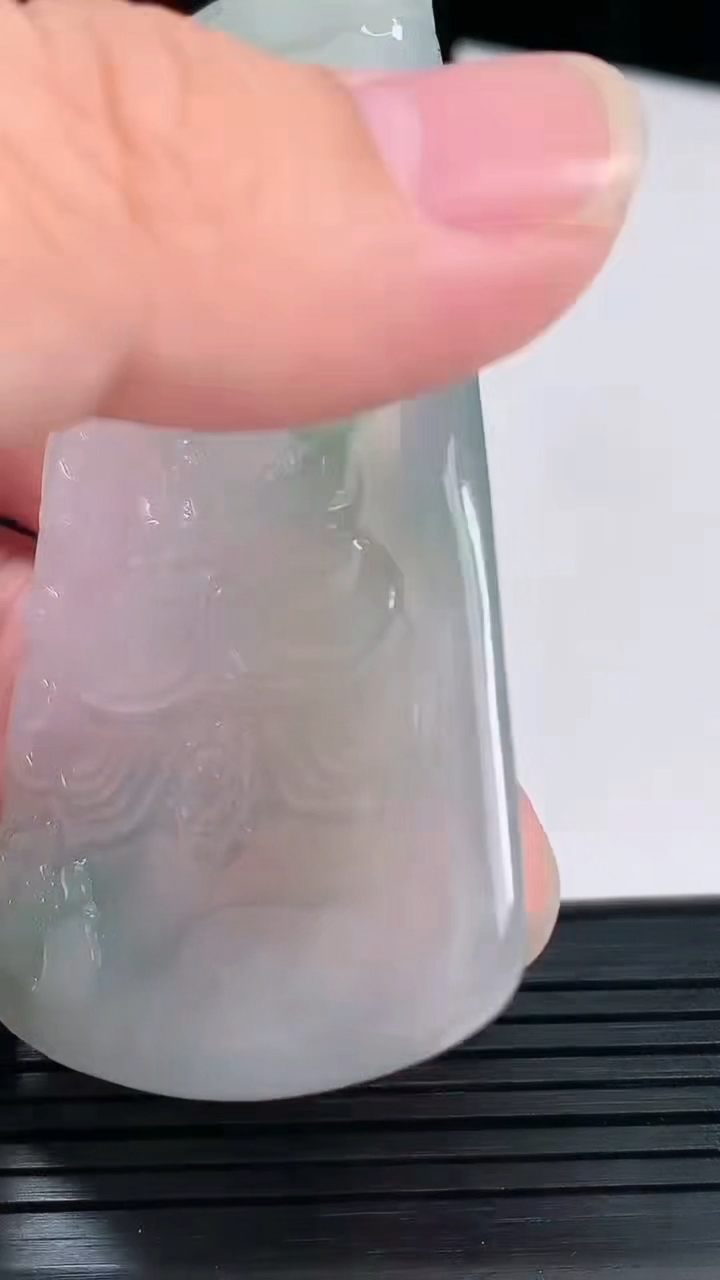 天然A货翡翠飘花虚空藏菩萨吊坠，尺寸70-43.6-4.6重量:33.96g
6月2日