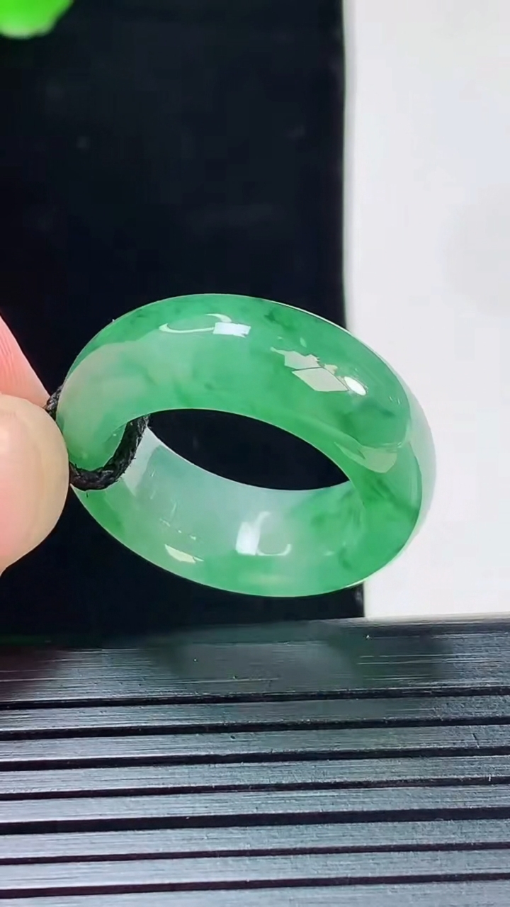 天然A货翡翠玉指环 戒指，尺寸18.6-9-5重量:8.97g2026年6月2日
工厂直销收藏佳品,种好水足，色泽均匀，有种有色，上手高大气！