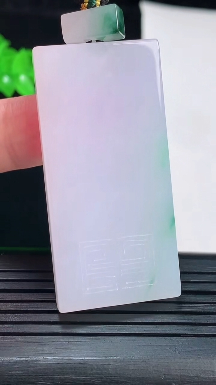 天然A货翡翠冰种春带彩 紫罗兰仿古无事牌吊坠，尺寸52-25-5.5重量:28.80g
6月2日