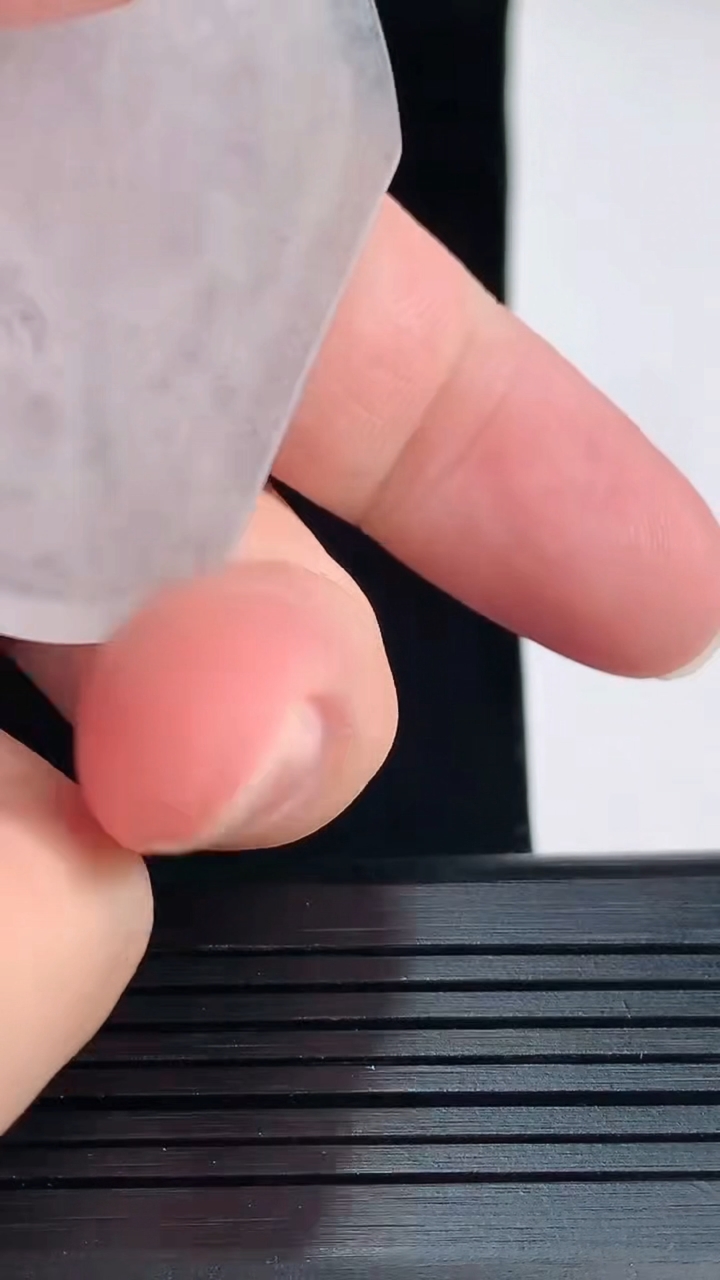 天然A货翡翠生肖羊吊坠，尺寸51-42-5.6重量:25.16g
6月2日