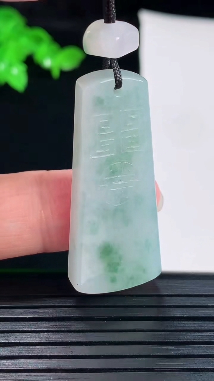 天然A货翡翠飘花仿古无事牌吊坠，尺寸40-17-6重量:11.39g
6月2日