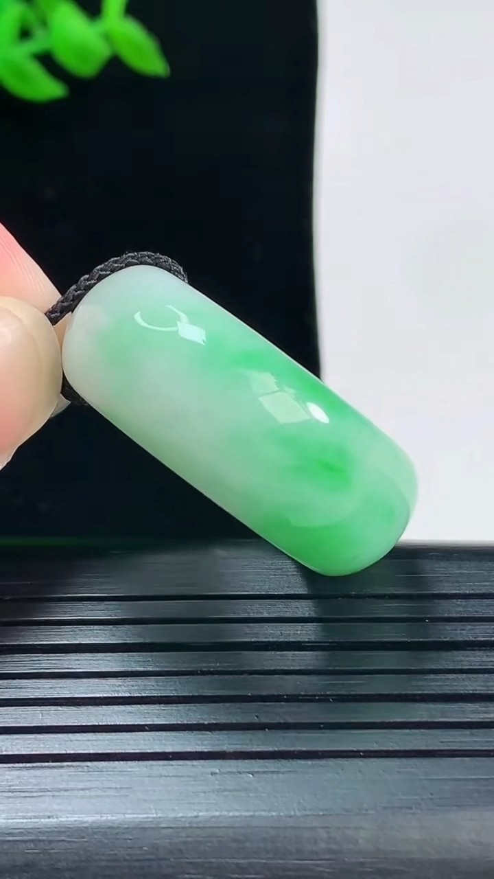 天然A货翡翠素面玉扳指 戒指，尺寸22.6-12-5.2重量:5.46g2026年6月2日
工厂直销收藏佳品,种好水足，色泽均匀，有种有色，上手高大气！