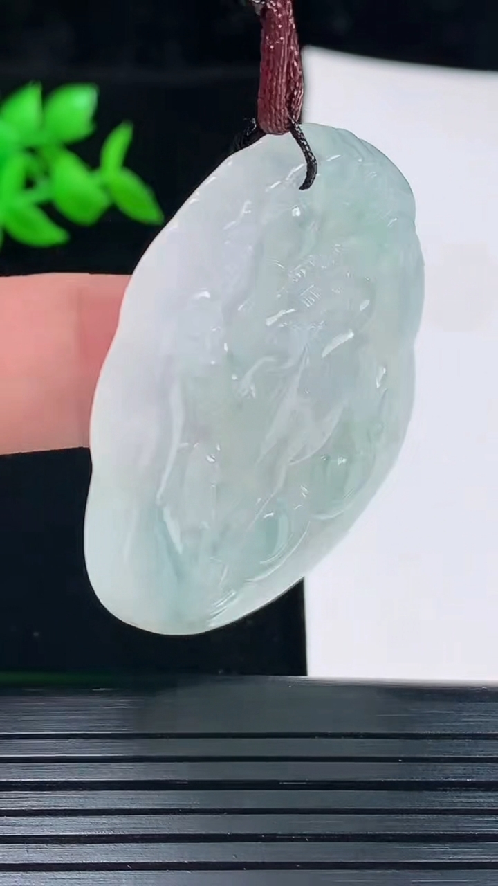 天然A货翡翠种飘花生肖羊吊坠，尺寸49.6-40-6.2重量:24.43g
6月2日