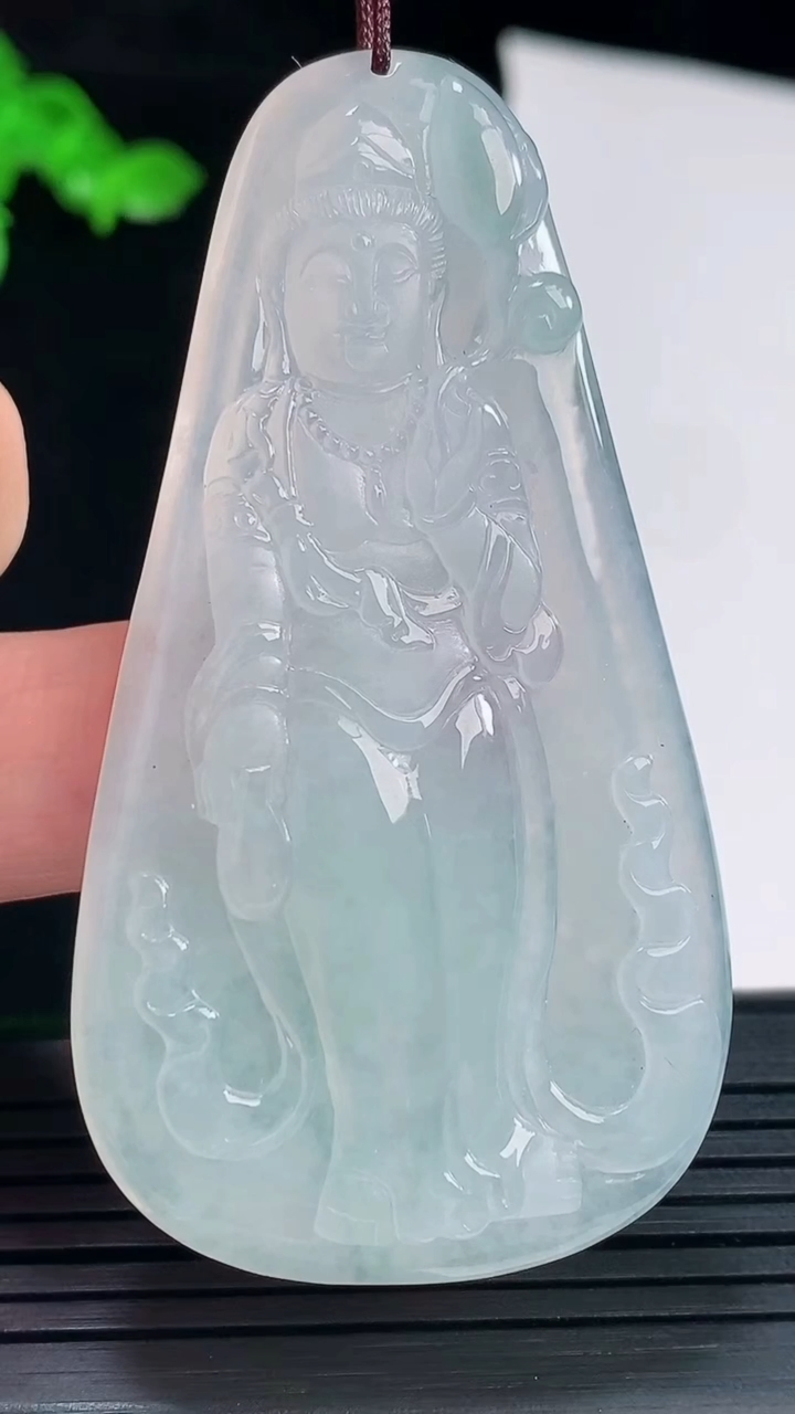 天然A货翡翠飘花大势至菩萨吊坠，尺寸66-36-6重量:24.32g
6月2日