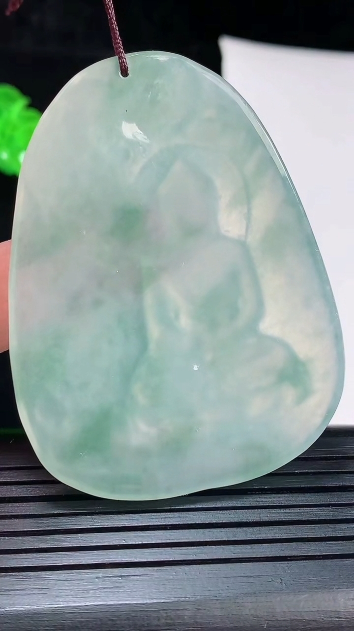 天然A货翡翠种飘花祥龙大日如来佛吊坠，尺寸60.5-46-5重量:29.84g
6月2日