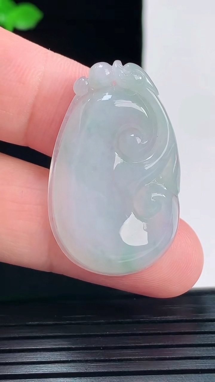 天然A货翡翠如意吊坠，尺寸36.5-22.6-5.8重量:8.32g
6月2日