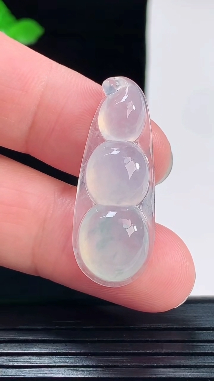 天然A货翡翠冰种飘花福豆吊坠，尺寸36-14-6重量:4.64g
6月2日
