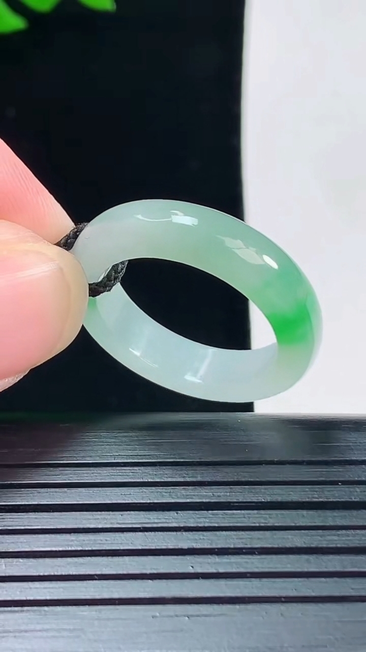 天然A货翡翠玉指环 戒指，尺寸19.5-5.6-3.6重量:4.53g2026年6月2日
工厂直销收藏佳品,种好水足，色泽均匀，有种有色，上手高大气！
