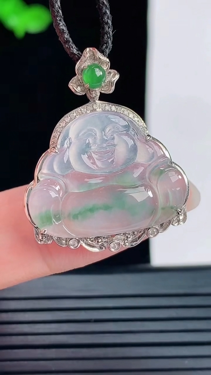 天然A货翡翠种飘花佛公吊坠，尺寸29.6-24.2-6.2，裸石17.5-22.5重量:3.18g
6月2日