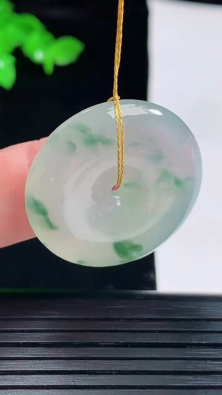 天然A货翡翠冰种飘花平安扣吊坠，尺寸28.5-5.8重量:9.73g
6月2日