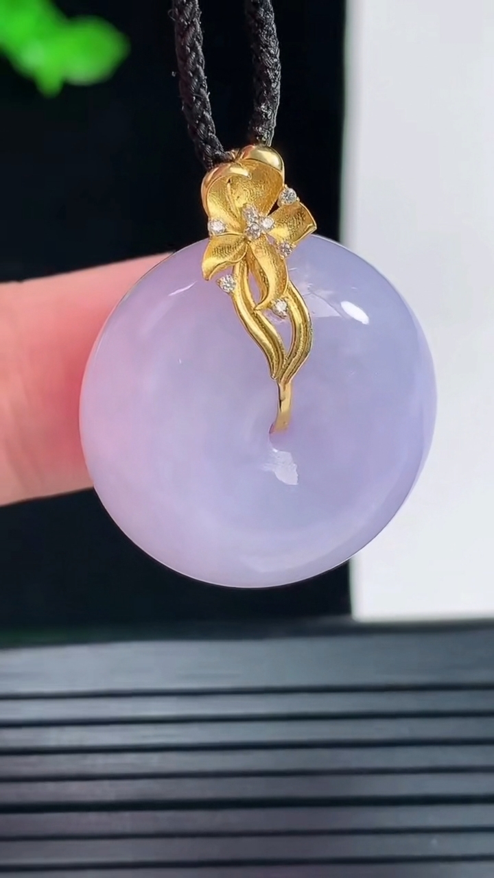 天然A货翡翠18k金紫罗兰平安扣吊坠，尺寸30-24-13重量:15.52g
6月2日