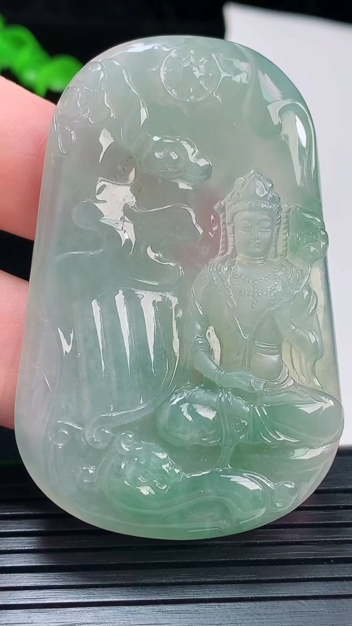 天然A货翡翠大势至菩萨吊坠，尺寸63-40.6-6重量:34.70g
6月2日