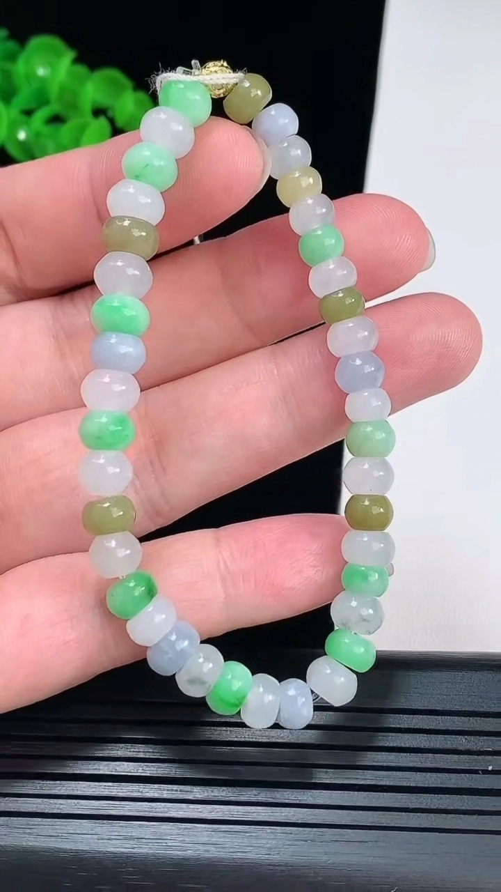 天然A货翡翠三彩算盘珠手串，尺寸7-4重量:17.79g6月2日
工厂直销收藏佳品,种好水足，色泽均匀，有种有色，上手高大气！