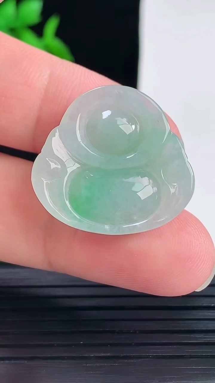 天然A货翡翠佛公吊坠，尺寸24-26-6.8重量:6.35g
6月2日